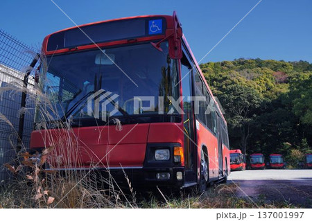 予備車のバス 137001997