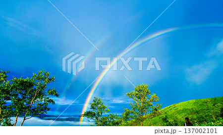 二重虹 絶景 青空 高原風景 希望 二重虹 絶景 青空 高原風景 希望 137002101