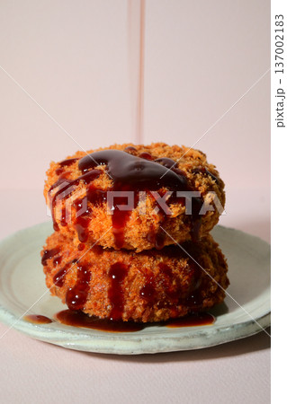 コロッケにソースをたらしかける 137002183