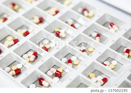 一包化のためにトレイに並べられた錠剤とカプセル 一包化のためにトレイに並べられた錠剤とカプセル 137002295