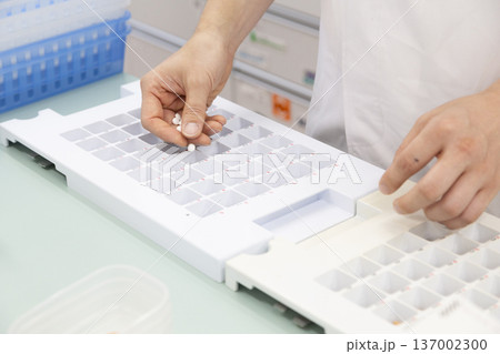 局で処方薬を調剤する薬剤師の手元 137002300