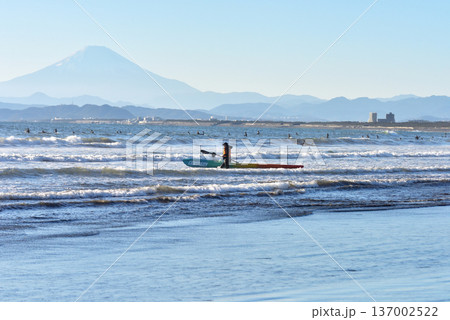 片瀬西浜で海から上がるカヌーイスト 片瀬西浜で海から上がるカヌーイスト 137002522