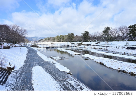 京都北大路橋から眺める賀茂川の雪景色 京都北大路橋から眺める賀茂川の雪景色 137002668
