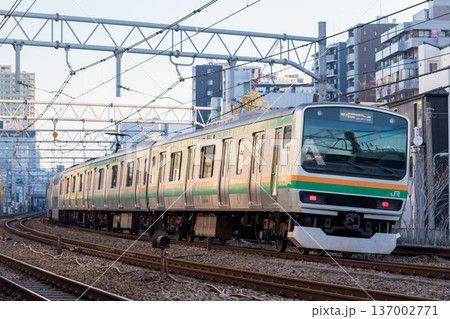 【東海道本線】早朝の大森の街並みを通過する普通列車 【東海道本線】早朝の大森の街並みを通過する普通列車 137002771