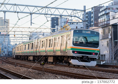 【東海道本線】早朝の大森の街並みを通過する普通列車 【東海道本線】早朝の大森の街並みを通過する普通列車 137002772