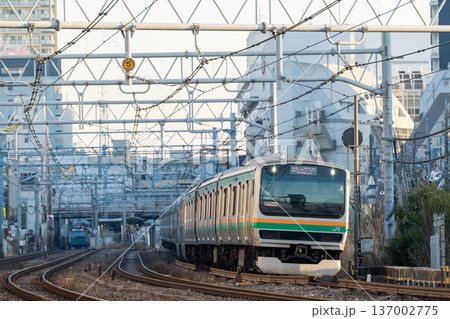 【東海道本線】早朝の大森の街並みを通過する普通列車 【東海道本線】早朝の大森の街並みを通過する普通列車 137002775