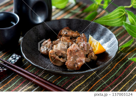 皿に盛った砂ズリ 皿に盛った砂ズリ 137003124