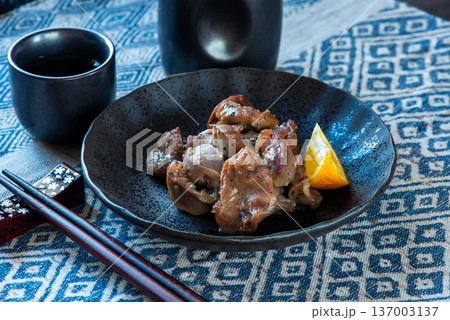 皿に盛った砂ズリ 137003137