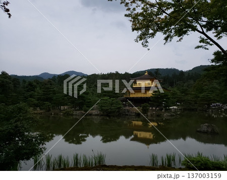 金閣寺と池 137003159
