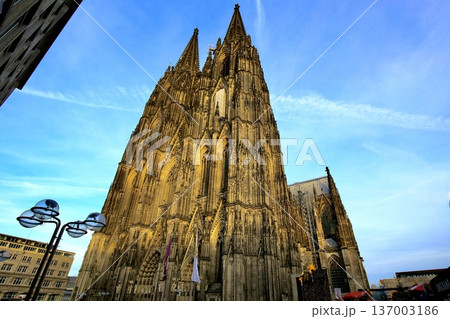 夕焼けに照らされる世界遺産：ドイツ・ケルン大聖堂 137003186