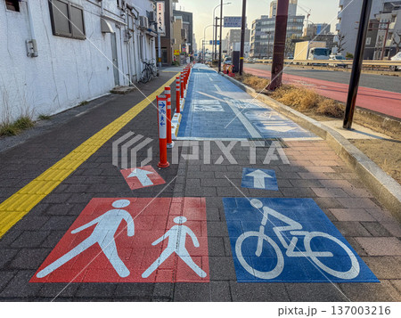 自転車と歩行者専用の注意の看板がある道路 137003216