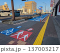 自転車と歩行者専用の注意の看板がある道路 137003217