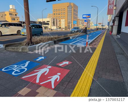 自転車と歩行者専用の注意の看板がある道路 自転車と歩行者専用の注意の看板がある道路 137003217