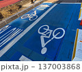 自転車専用レーンがある風景 137003868