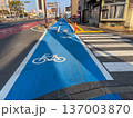 自転車専用レーンがある風景 137003870