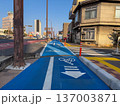 自転車専用レーンがある風景 137003871