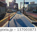 自転車専用レーンがある風景 137003873