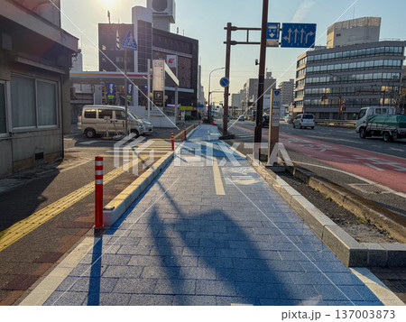 自転車専用レーンがある風景 137003873