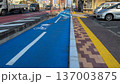 自転車専用レーンがある風景 137003875