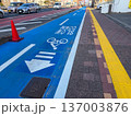 自転車専用レーンがある風景 137003876