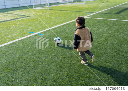 サッカーをする子供 サッカーをする子供 137004018