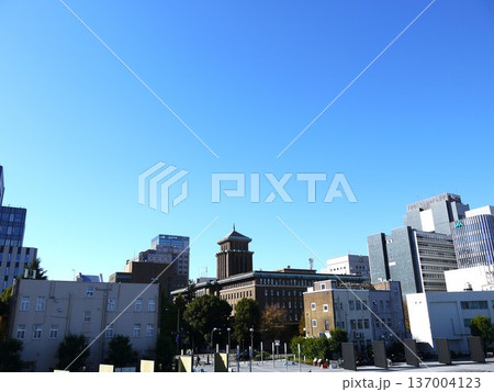 青空が広がる神奈川県庁 137004123