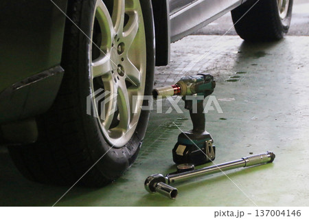 タイヤ交換作業に使用する工具 137004146