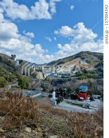 新丸山ダム建設工事現場にある建設機材 137004342