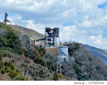 新丸山ダム建設工事現場にある建設機材 新丸山ダム建設工事現場にある建設機材 137004344