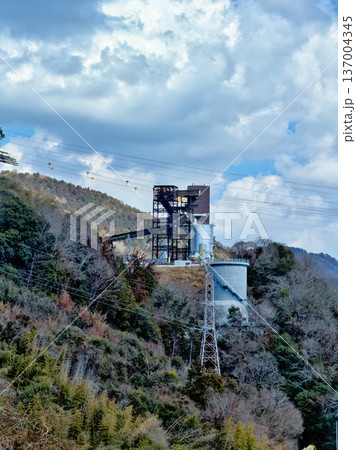 新丸山ダム建設工事現場にある建設機材 137004345