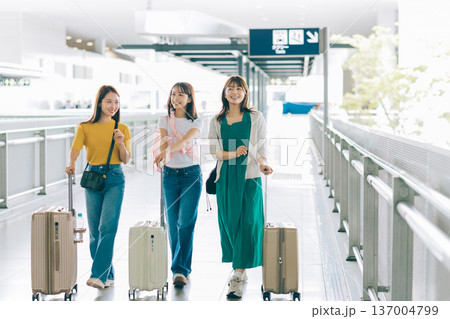 海外旅行へ出掛ける空港の女性3人組 「撮影協力:関西国際空港(KIX)」 海外旅行へ出掛ける空港の女性3人組 「撮影協力:関西国際空港(KIX)」 137004799