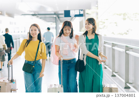 海外旅行へ出掛ける空港の女性3人組 「撮影協力:関西国際空港(KIX)」 海外旅行へ出掛ける空港の女性3人組 「撮影協力:関西国際空港(KIX)」 137004801