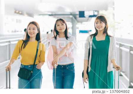 海外旅行へ出掛ける空港の女性3人組 「撮影協力:関西国際空港(KIX)」 海外旅行へ出掛ける空港の女性3人組 「撮影協力:関西国際空港(KIX)」 137004802