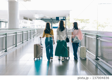 海外旅行へ出掛ける空港の女性3人組　「撮影協力：関西国際空港（KIX）」 137004836
