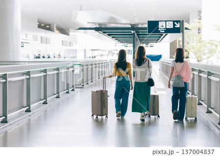 海外旅行へ出掛ける空港の女性3人組 「撮影協力:関西国際空港(KIX)」 海外旅行へ出掛ける空港の女性3人組 「撮影協力:関西国際空港(KIX)」 137004837