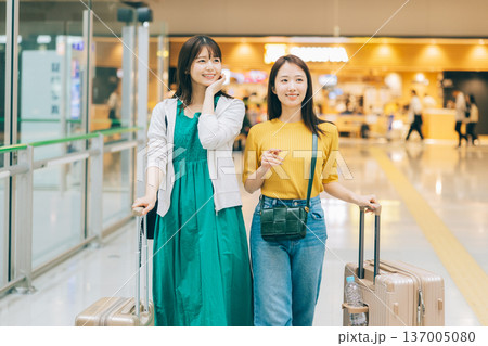 空港内を移動する女性2人組 「撮影協力:関西国際空港(KIX)」 空港内を移動する女性2人組 「撮影協力:関西国際空港(KIX)」 137005080