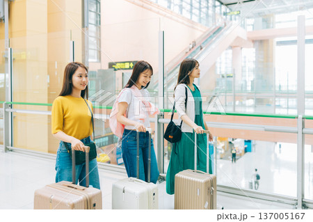 空港内を移動する女性3人組　「撮影協力：関西国際空港（KIX）」 137005167