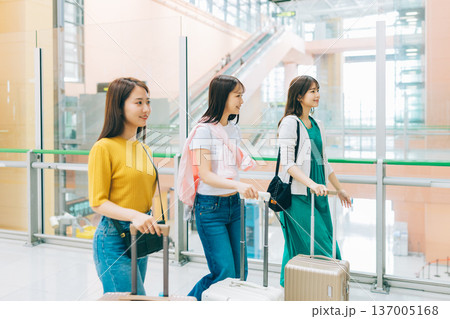 空港内を移動する女性3人組　「撮影協力：関西国際空港（KIX）」 137005168