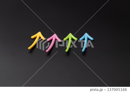 黒背景と上向きの矢印が四本　上昇イメージ 137005188