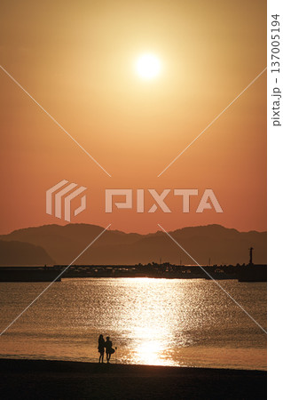 春を迎える江の島 早朝の東浜海岸で海を眺める人々 春を迎える江の島 早朝の東浜海岸で海を眺める人々 137005194