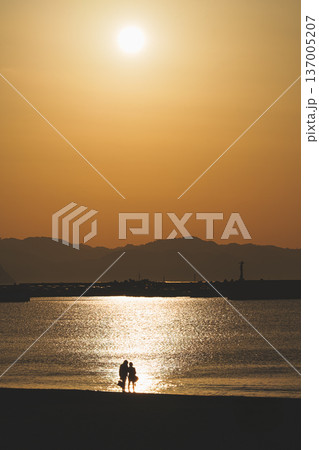 春を迎える江の島　早朝の東浜海岸で海を眺める人々 137005207