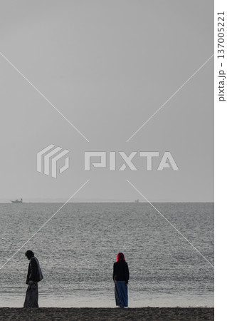 春を迎える江の島 早朝の東浜海岸で海を眺める人々 春を迎える江の島 早朝の東浜海岸で海を眺める人々 137005221