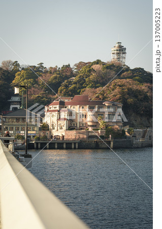 春を迎える江の島 早朝の江の島大橋からの光景 春を迎える江の島 早朝の江の島大橋からの光景 137005223