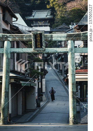 春を迎える江の島　早朝の江の島神社 137005227