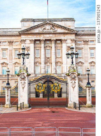 ロンドン　バッキンガム宮殿　正面ゲート 137005243