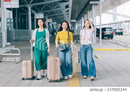 旅先の空港に到着した女性3人組　「撮影協力：関西国際空港（KIX）」 137005244