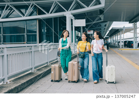旅先の空港に到着した女性3人組 「撮影協力:関西国際空港(KIX)」 旅先の空港に到着した女性3人組 「撮影協力:関西国際空港(KIX)」 137005247