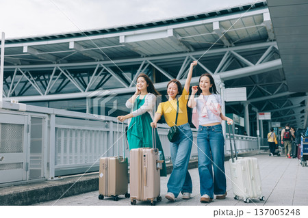 旅先の空港に到着した女性3人組　「撮影協力：関西国際空港（KIX）」 137005248