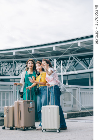 旅先の空港に到着した女性3人組　「撮影協力：関西国際空港（KIX）」 137005249