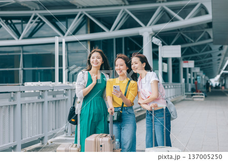 旅先の空港に到着した女性3人組　「撮影協力：関西国際空港（KIX）」 137005250